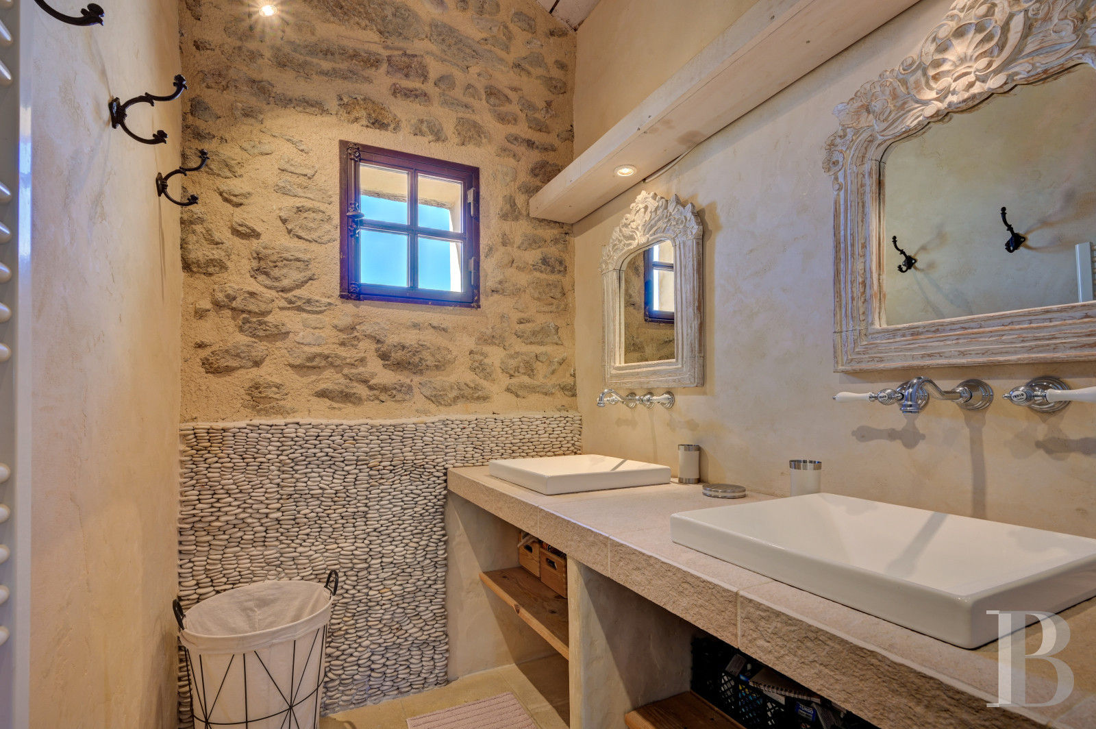 Dans le Vaucluse, aux environs de Beaumes-de-Venise,  une ancienne ferme du 18e siècle bordée de vignes - photo  n°33